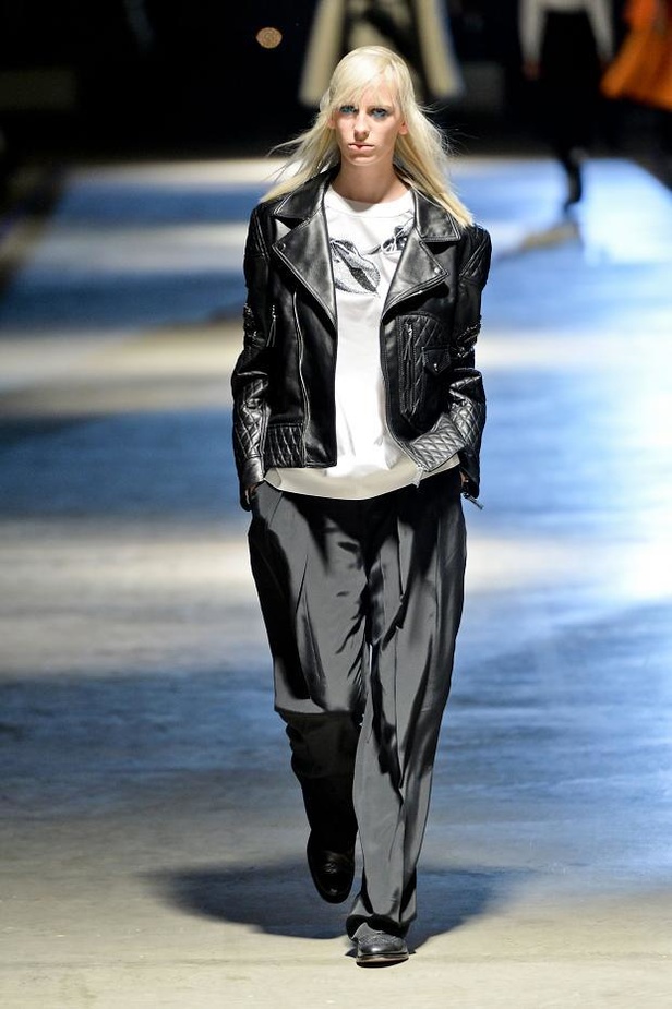 أزياء Giles... تفاصيل صغيرة تصنع الدهشة