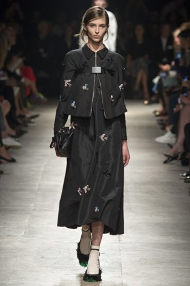 أناقة Rochas تنضح بجمال الأبيض والأسود