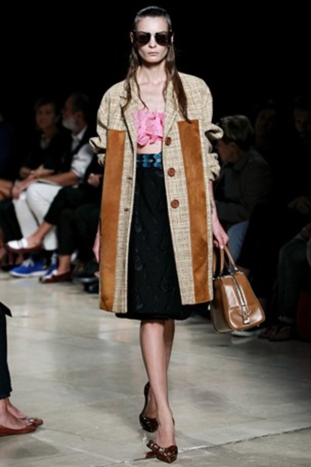 معاطف جلدية وسترات قصيرة في عرض  Miu Miu