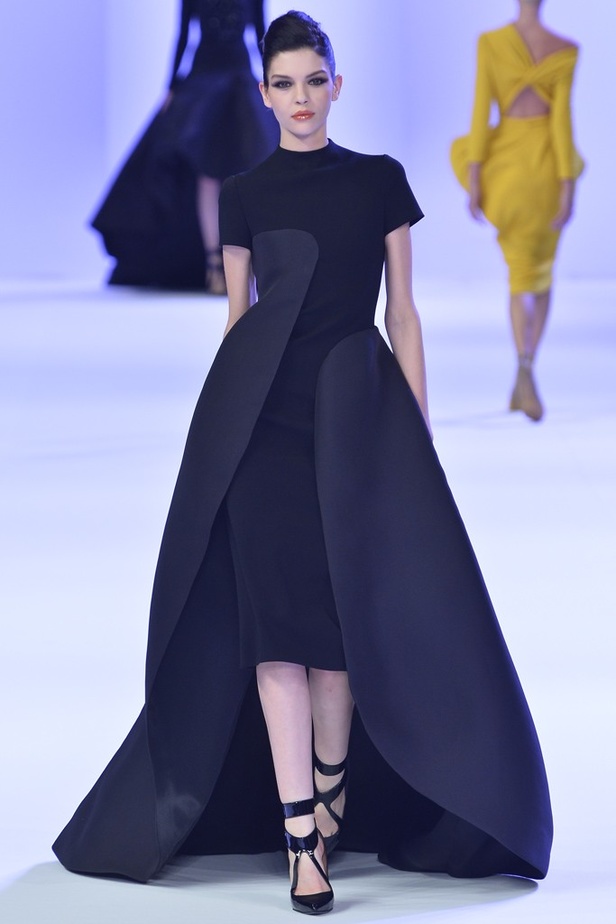 Stéphane Rolland أناقة الاصفر ورقيّ الابيض