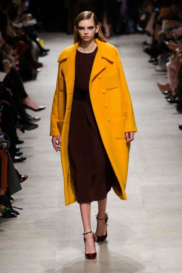 تصاميم دافئة وباريسية في عرض  Rochas