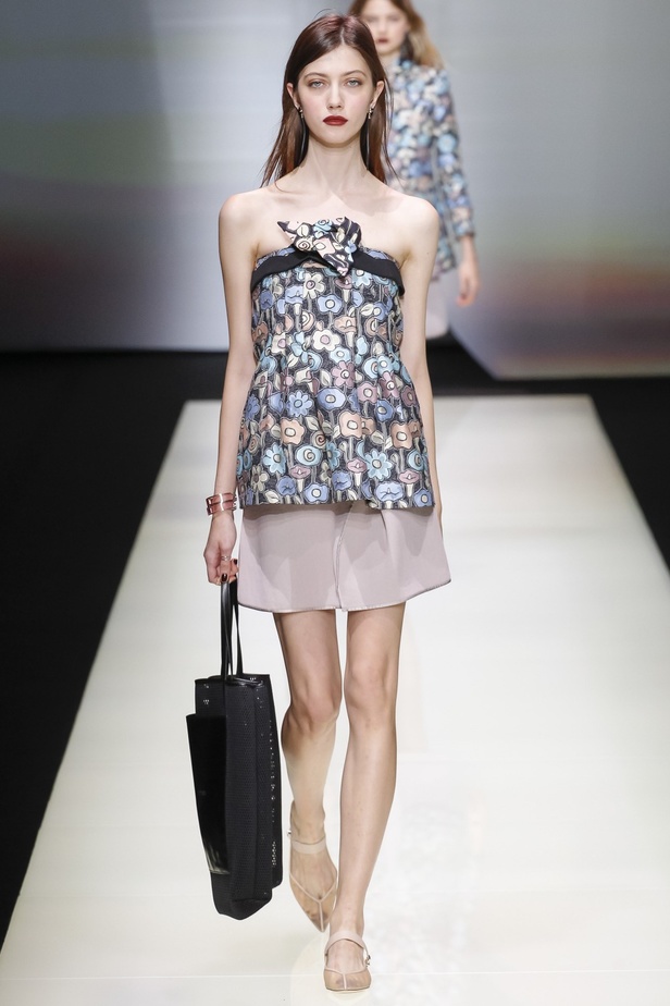 Emporio Armani يُحيي موضة البرمودا والقصّات الذكورية