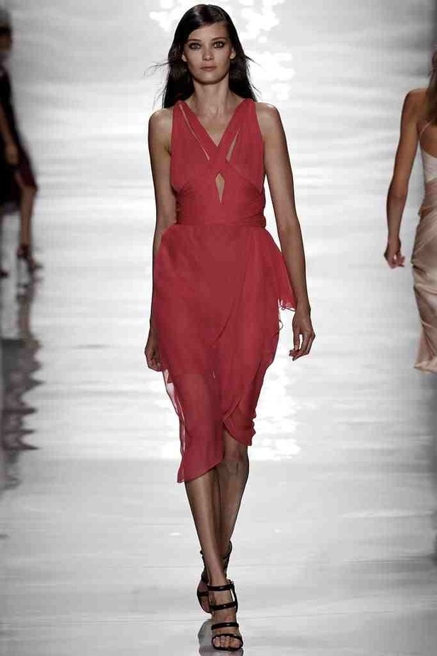 REEM ACRA تغزل الأنوثة بخيوط رومانسية