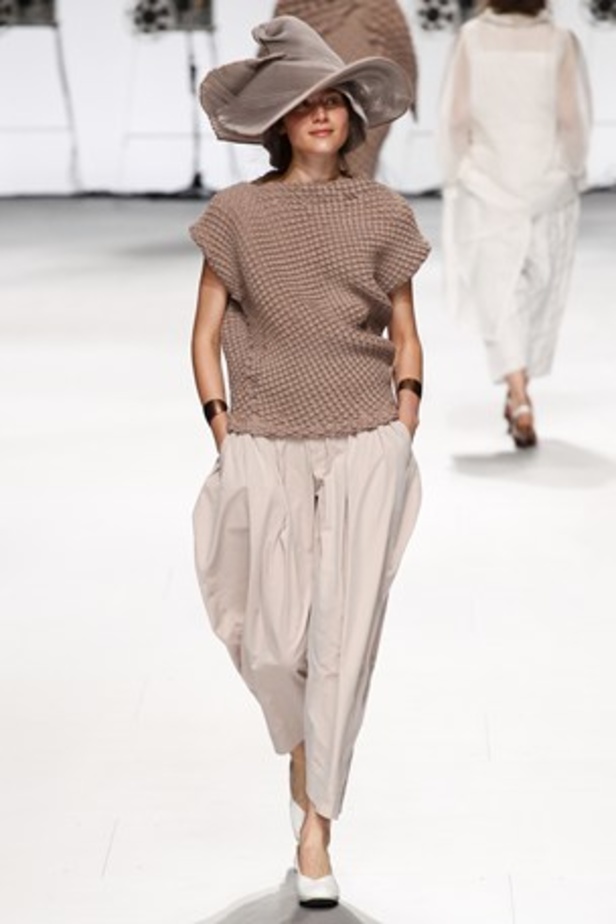 لمسات عصرية ومضلّعة في عرض  ISSEY MIYAKE
