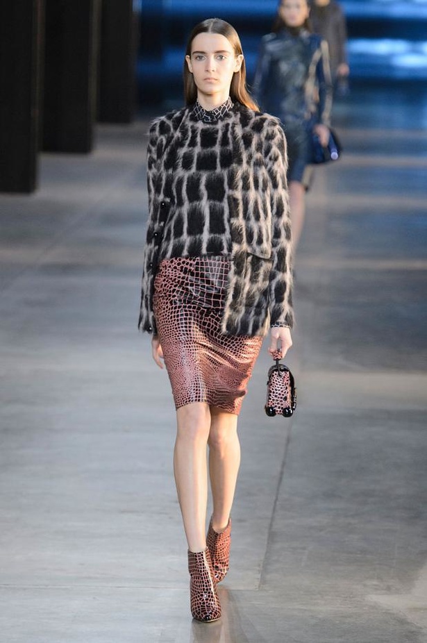 Christopher Kane يعشق الفساتين المنقوشة بجلد التمساح