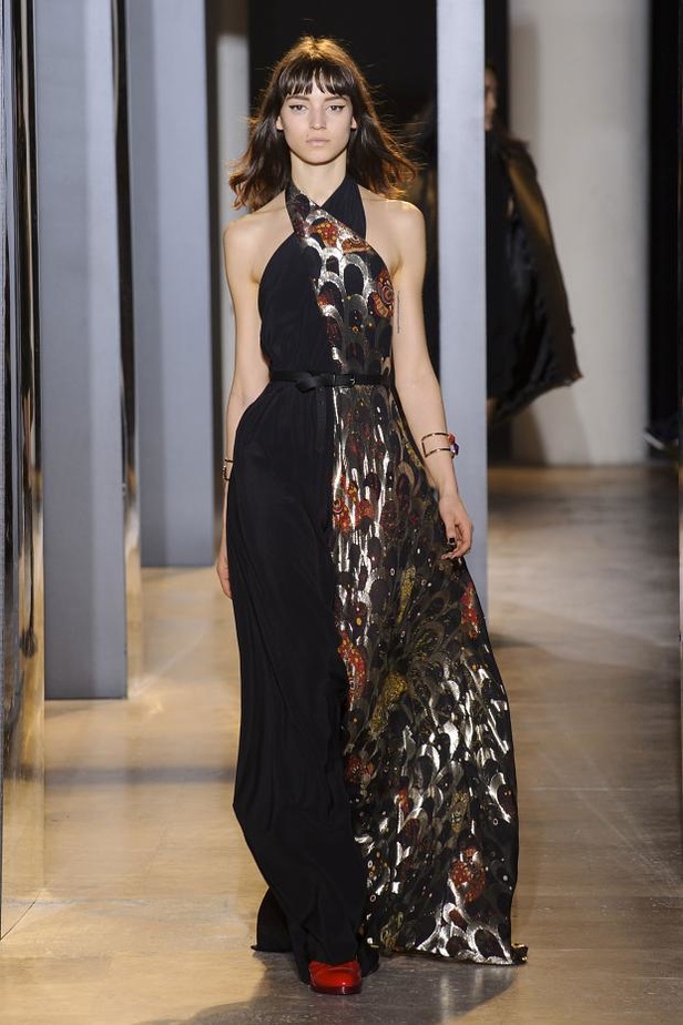 نقوش الأسماك الملوّنة في عرض  John Galliano