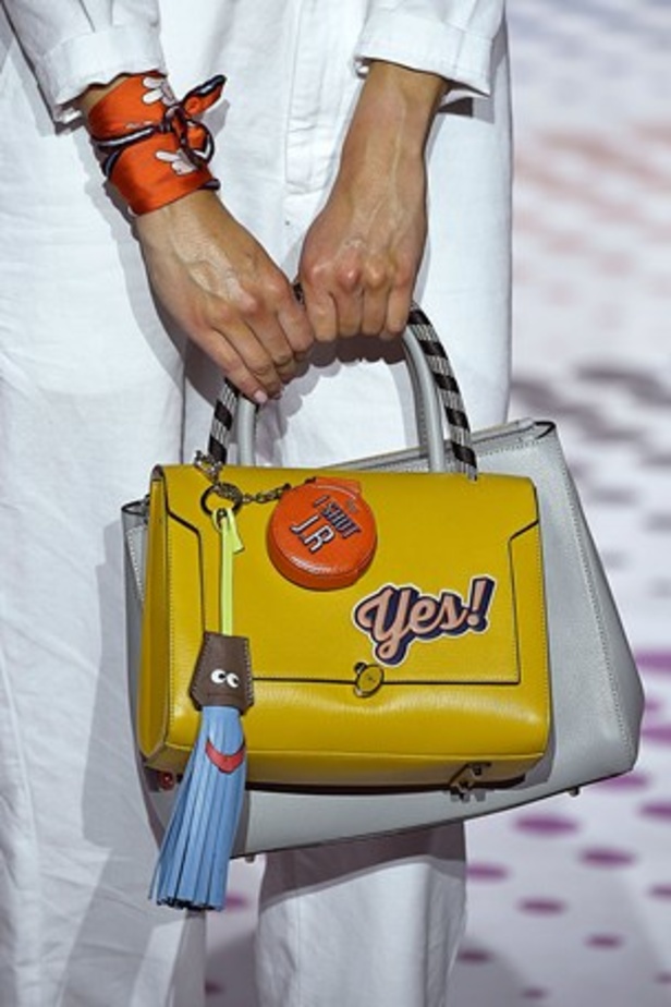 "الحقائب أيضاً لها مشاعر" في عرض Anya Hindmarch