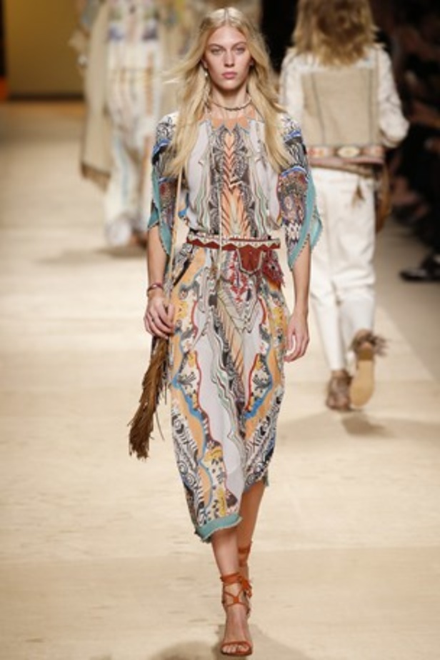 تصاميم Etro تحاكي المرأة العصرية والغجرية
