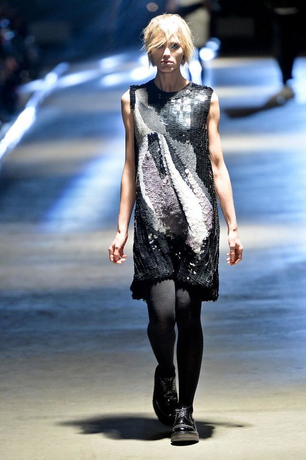 أزياء Giles... تفاصيل صغيرة تصنع الدهشة