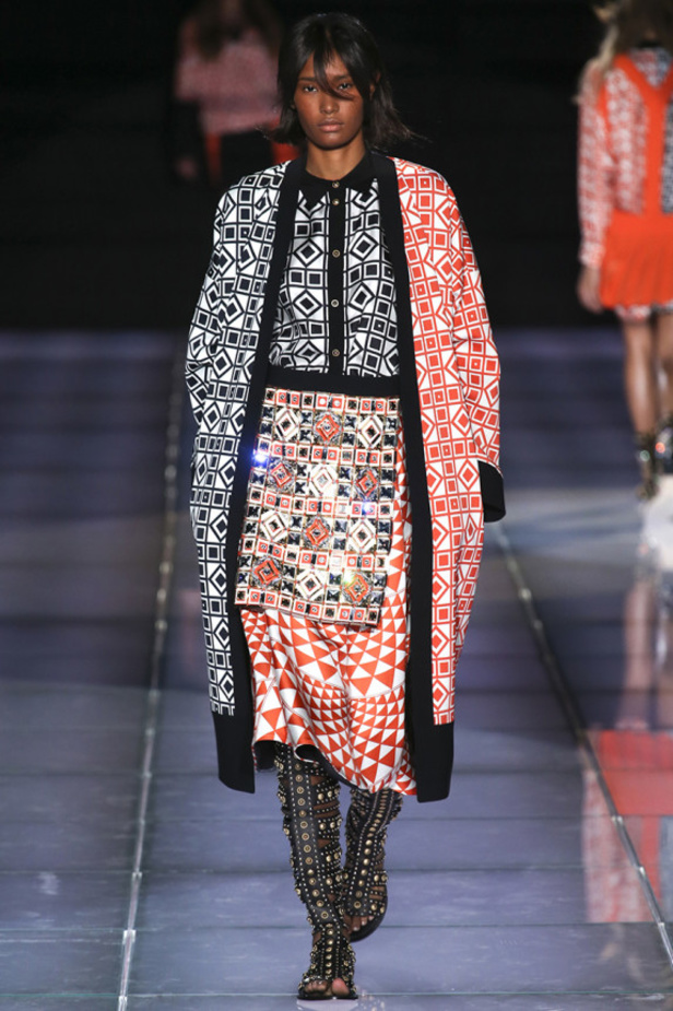 تخريمات دائرية ونقوش متداخلة في مجموعة FAUSTO PUGLISI