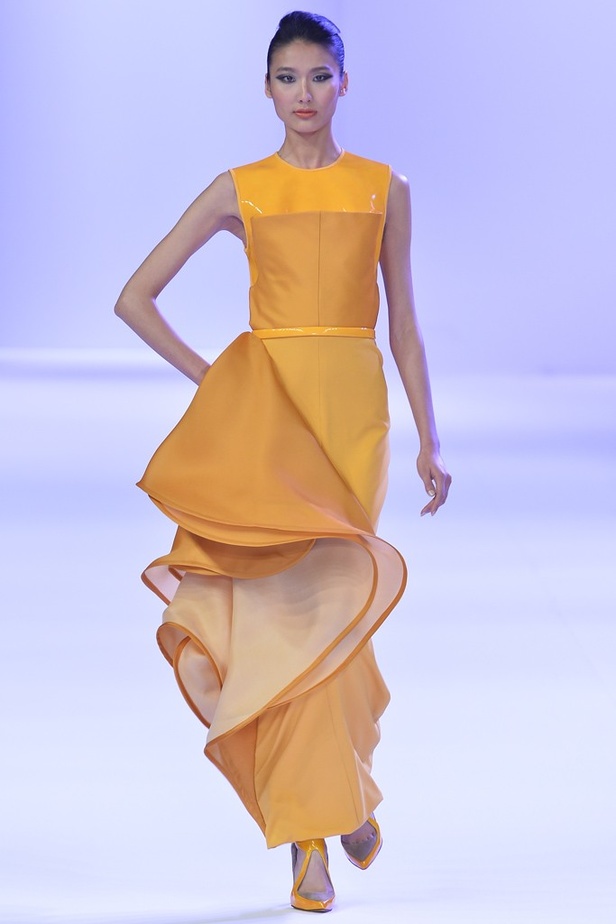 Stéphane Rolland أناقة الاصفر ورقيّ الابيض