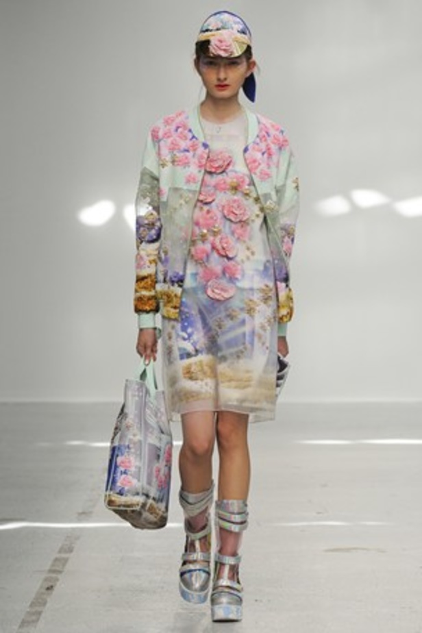 ورود ونقوش ملكية تحاكي مجموعة MANISH ARORA