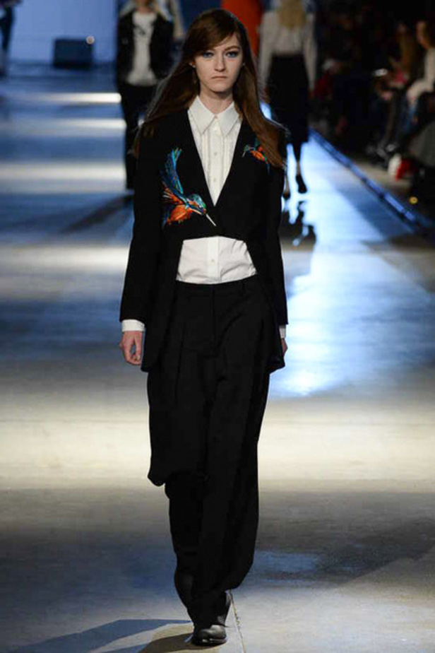 أزياء Giles... تفاصيل صغيرة تصنع الدهشة