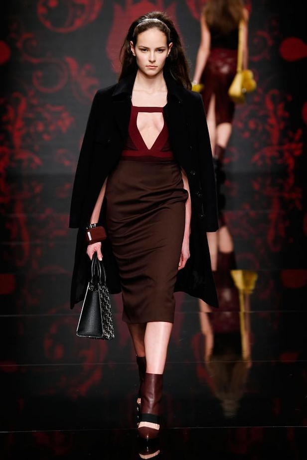 لمسات الفرو والشراريب تغمر عروض Aigner