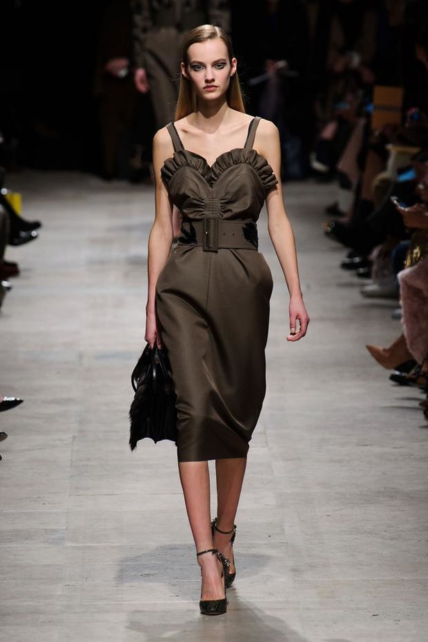 تصاميم دافئة وباريسية في عرض  Rochas