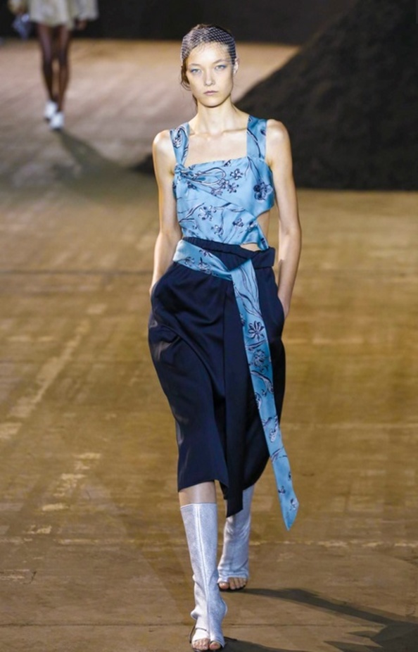 تصاميم تغرد بالحرية في مجموعة Phillip Lim