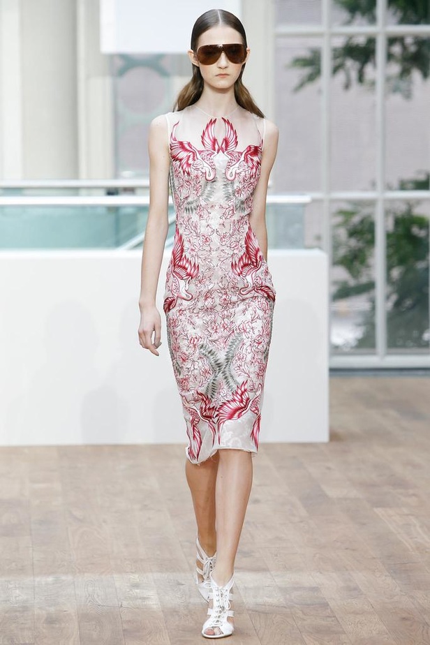 القصات المستقيمة تحمل توقيع جوليان ماكدونالد