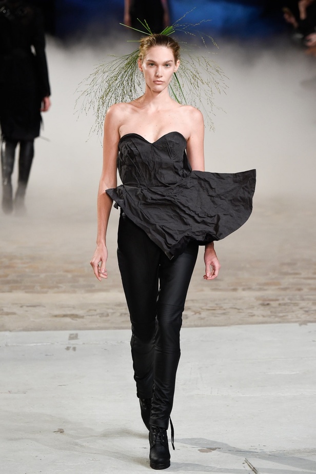 غيوم سوداء تتلبد في ربيع A.F. Vandevorst