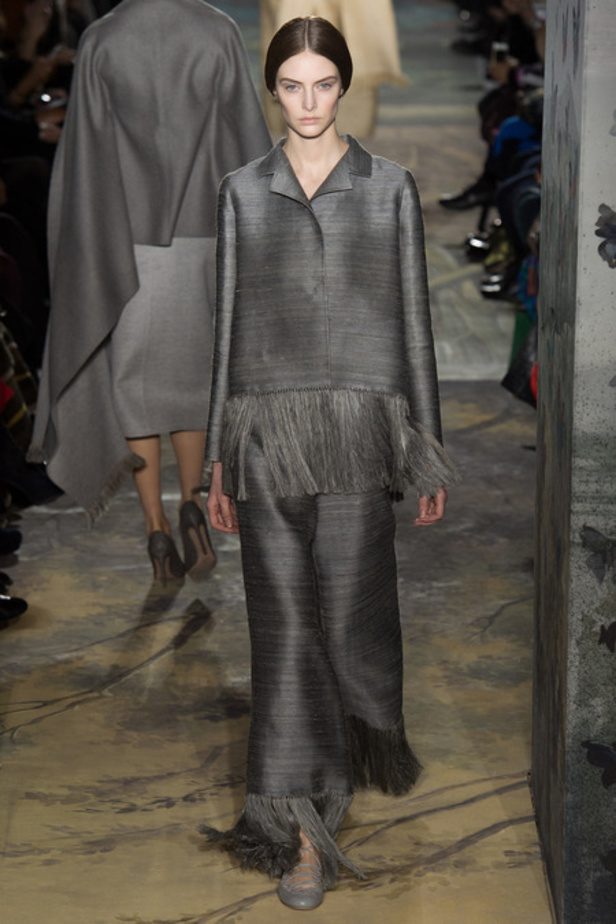  Valentino لمسات راقية وأناقة جاهزة