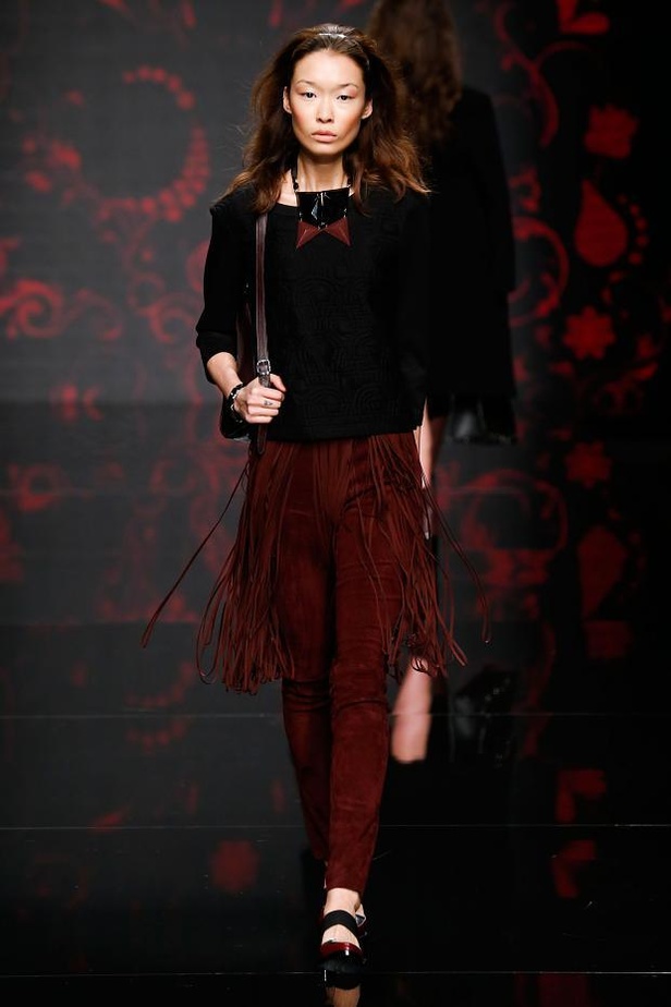 لمسات الفرو والشراريب تغمر عروض Aigner