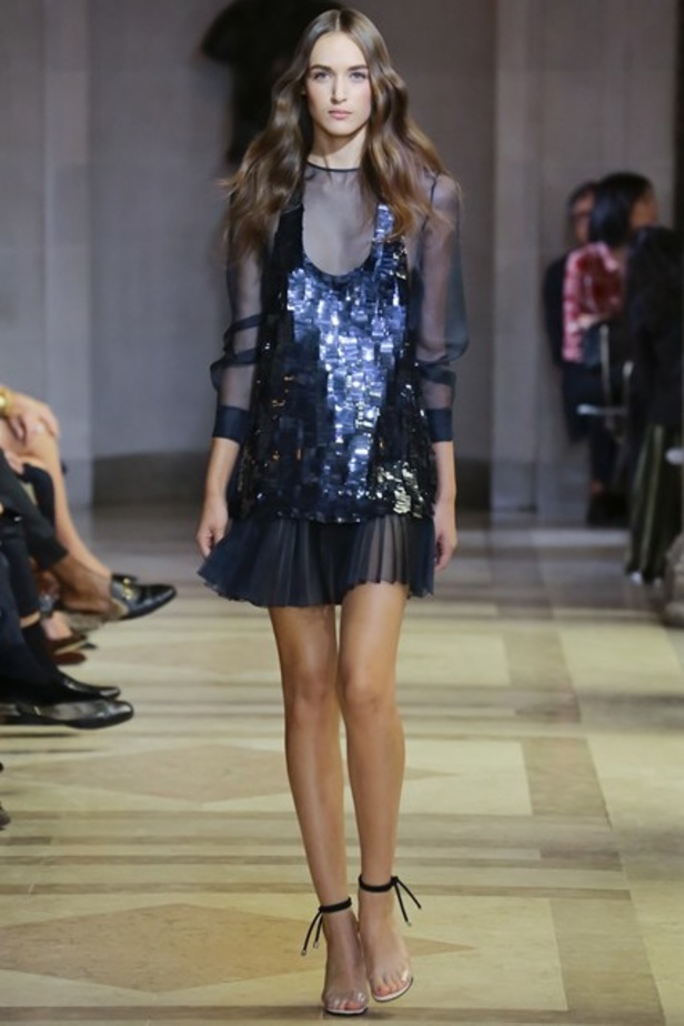 الشفافية والأنوثة عنوان عرض Carolina Herrera