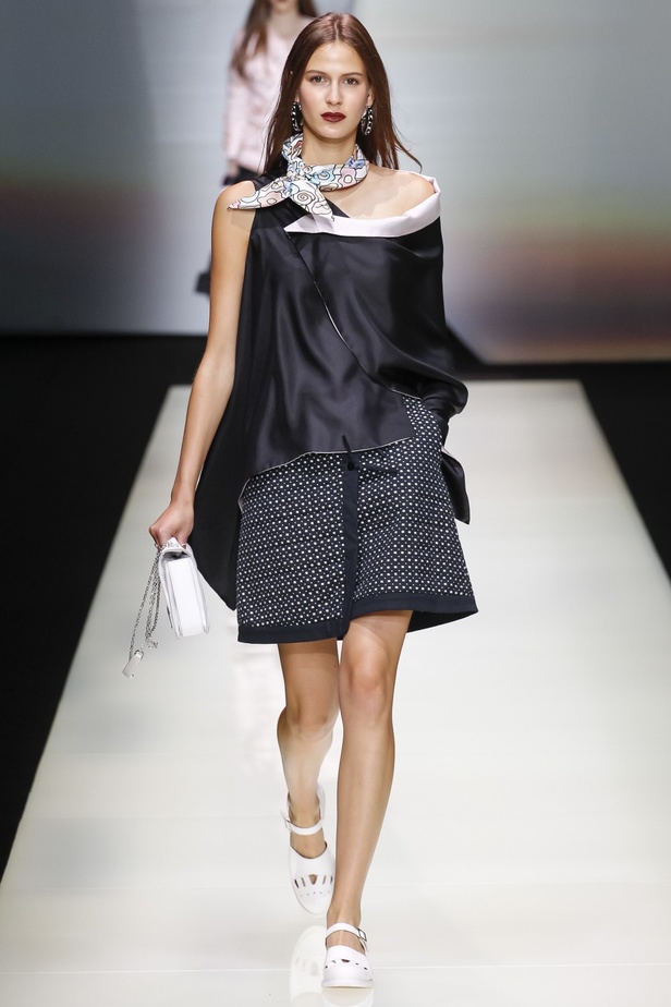 Emporio Armani يُحيي موضة البرمودا والقصّات الذكورية