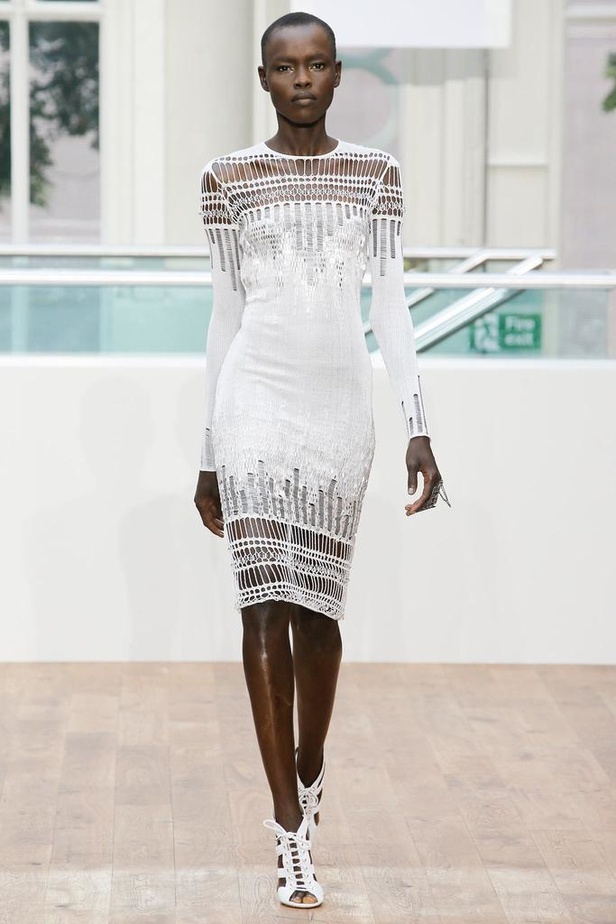 القصات المستقيمة تحمل توقيع جوليان ماكدونالد