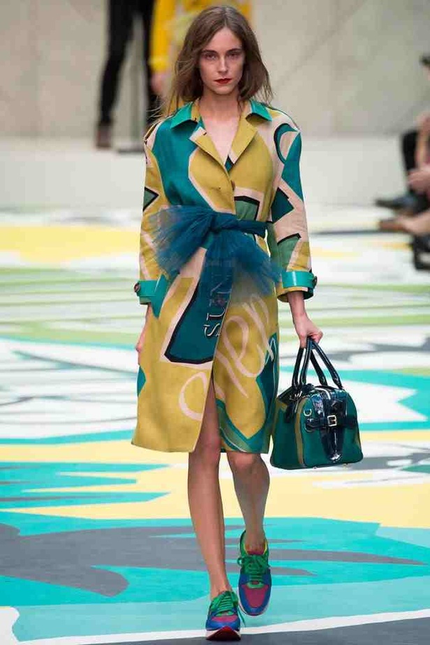 الطيور والنحل أعلى زهور BURBERRY PRORSUM