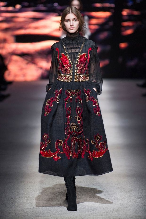 طلّة راقية في عالم التطريز مع Alberta Ferretti