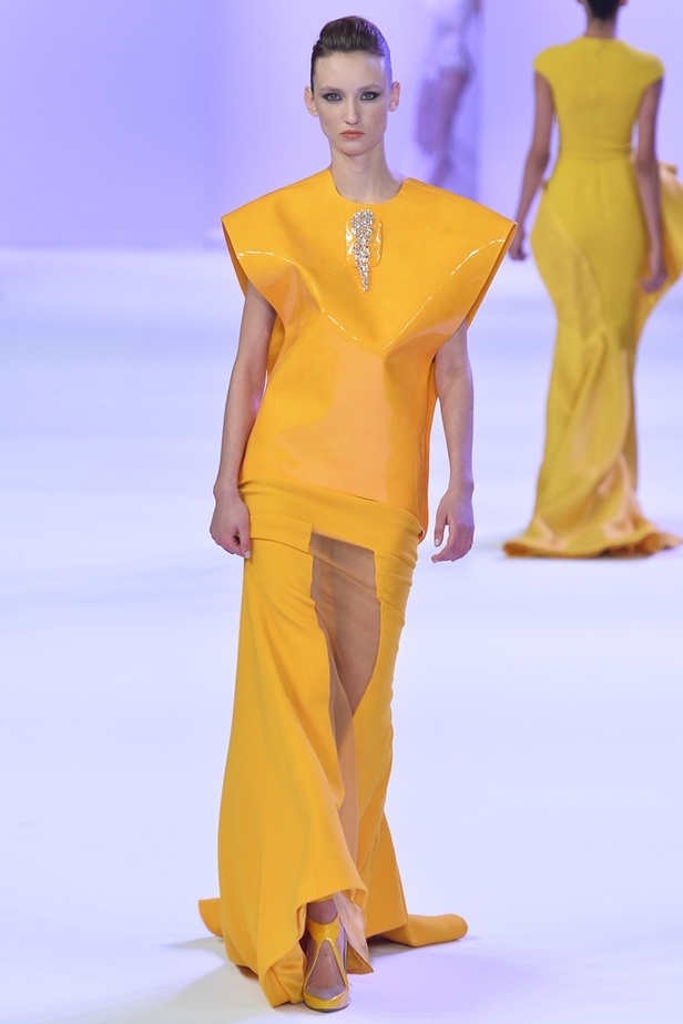 Stéphane Rolland أناقة الاصفر ورقيّ الابيض