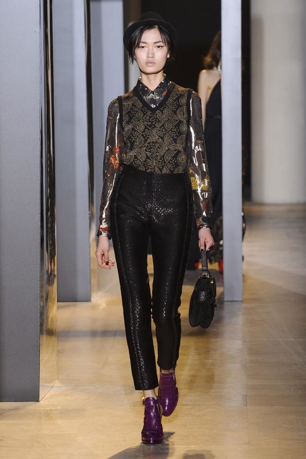 نقوش الأسماك الملوّنة في عرض  John Galliano