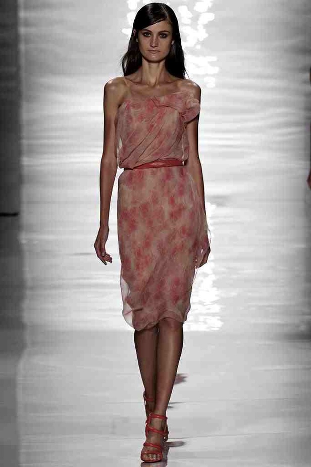 REEM ACRA تغزل الأنوثة بخيوط رومانسية