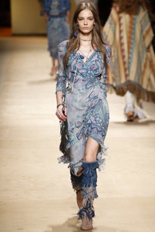 تصاميم Etro تحاكي المرأة العصرية والغجرية