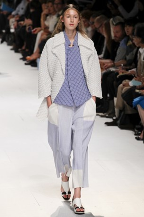 لمسات عصرية ومضلّعة في عرض  ISSEY MIYAKE