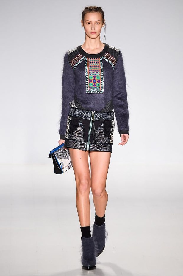 الكاروهات والأقمشة المطبّعة في عرض  Custo Barcelona