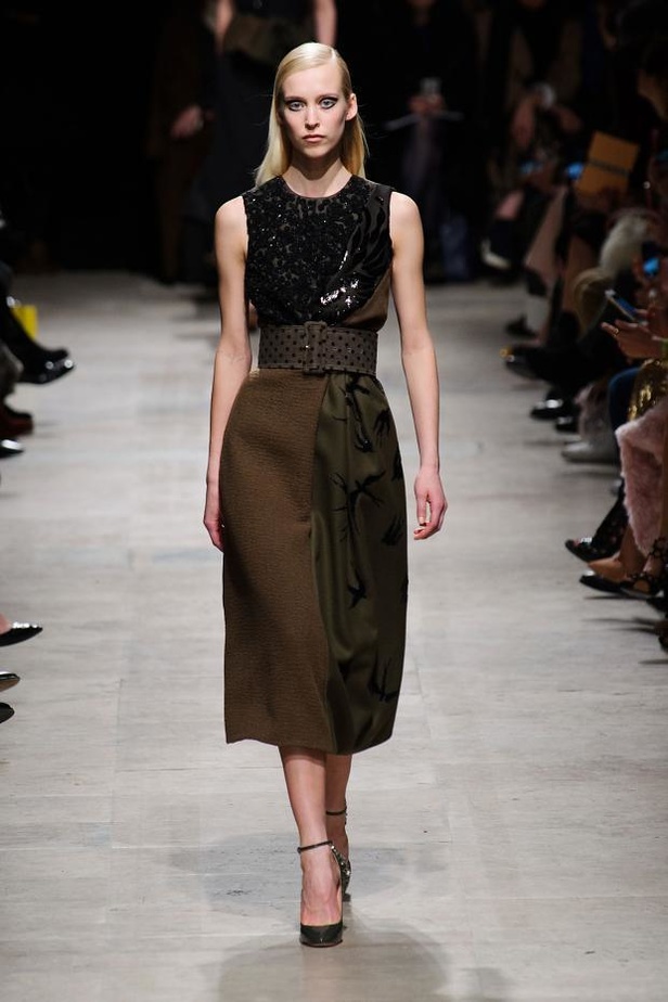 تصاميم دافئة وباريسية في عرض  Rochas