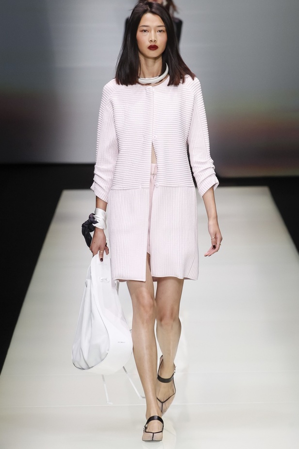 Emporio Armani يُحيي موضة البرمودا والقصّات الذكورية