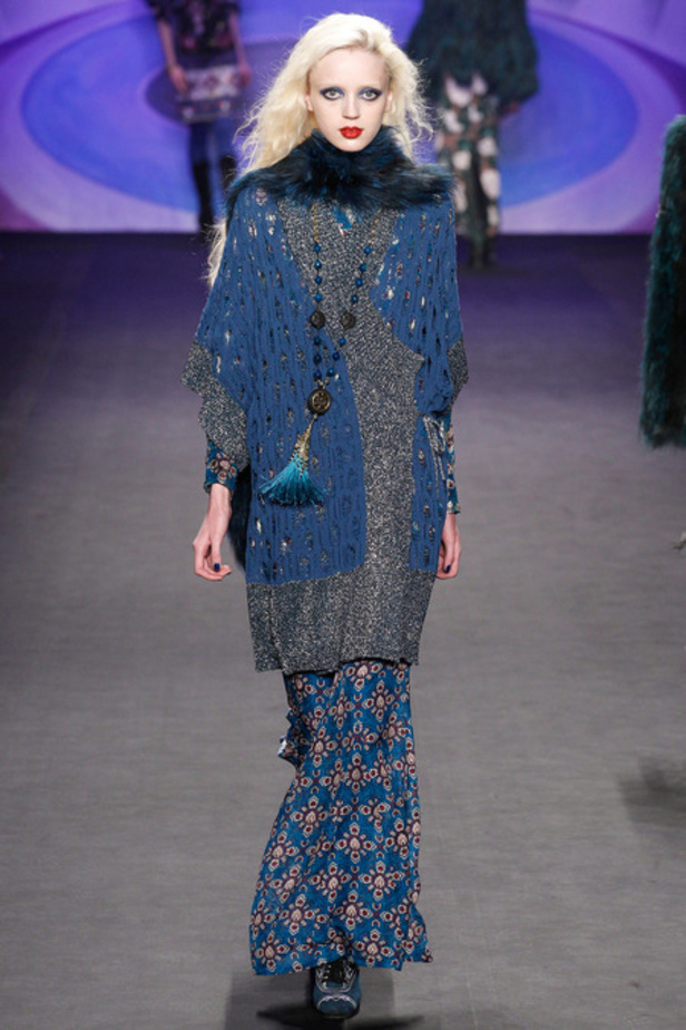Anna Sui تجمع بين الأناقة والجرأة