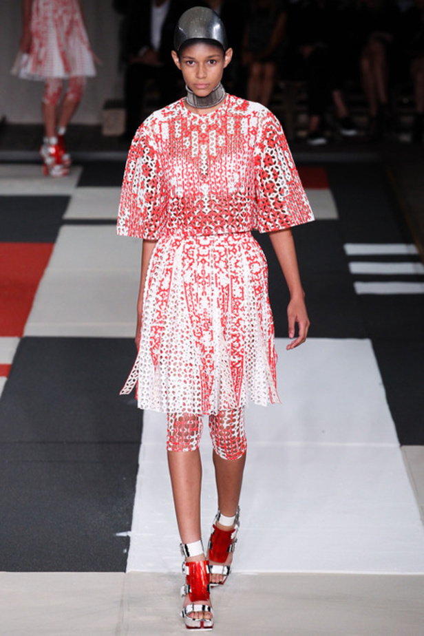 Alexander McQueen خطوط مستوحاة من الطراز الروماني