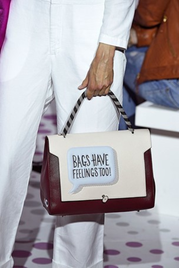 "الحقائب أيضاً لها مشاعر" في عرض Anya Hindmarch