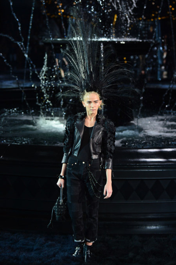 Louis Vuitton تودّع مارك جايكوبز في عرض استثنائي