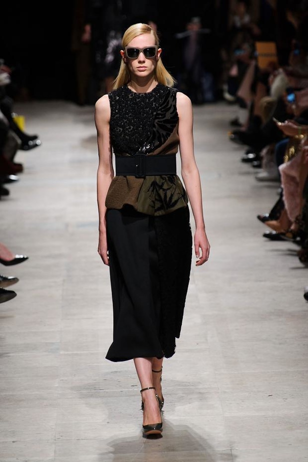 تصاميم دافئة وباريسية في عرض  Rochas