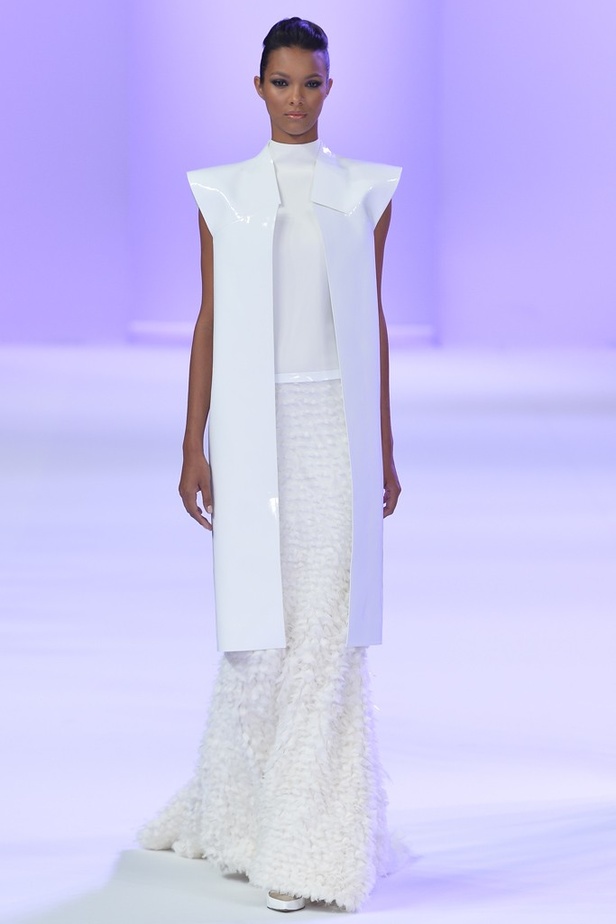 Stéphane Rolland أناقة الاصفر ورقيّ الابيض