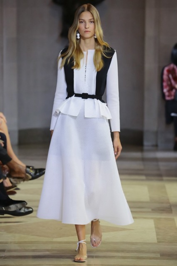 الشفافية والأنوثة عنوان عرض Carolina Herrera