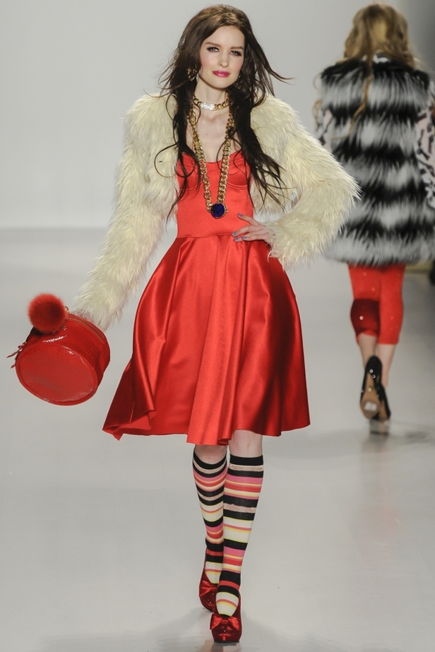 أجواء الثمانينيات في عرض Betsey Johnson