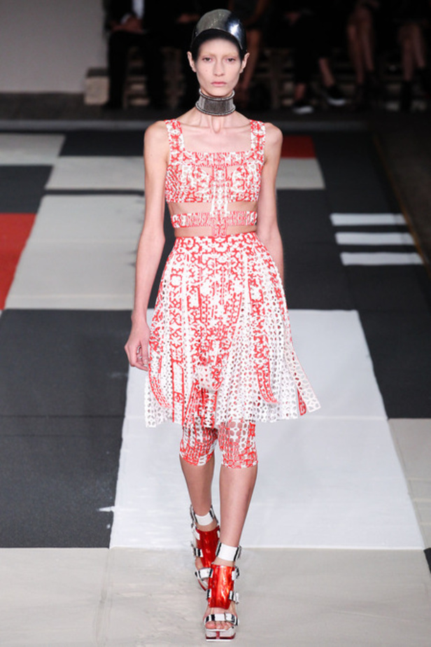 Alexander McQueen خطوط مستوحاة من الطراز الروماني