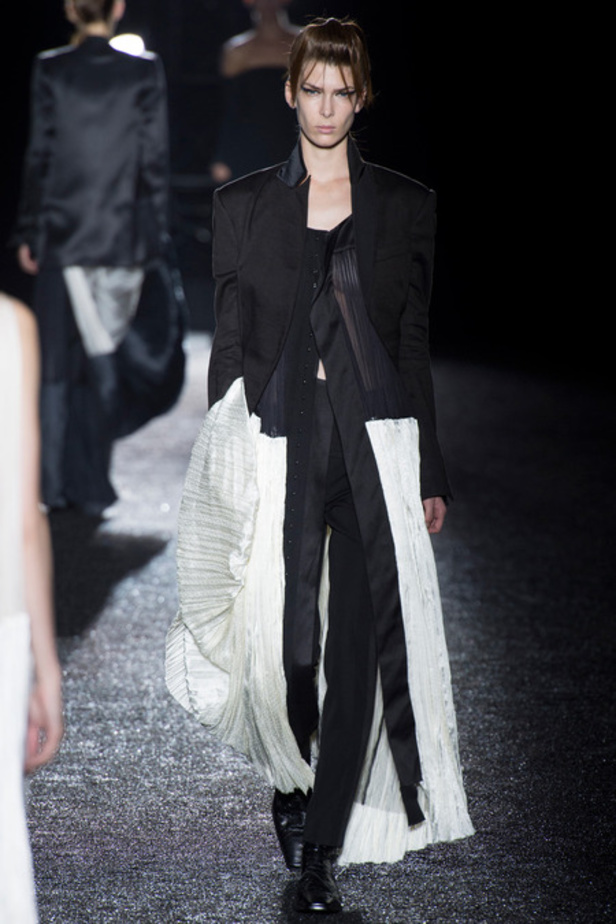Haider Ackermann تفاصيل غنية لامرأة قوية