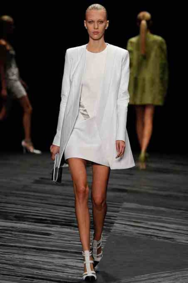 الفصول الأربعة تجتمع تحت سحابة J. MENDEL