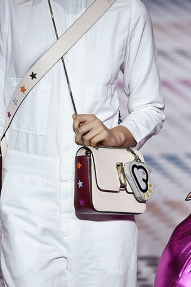 "الحقائب أيضاً لها مشاعر" في عرض Anya Hindmarch