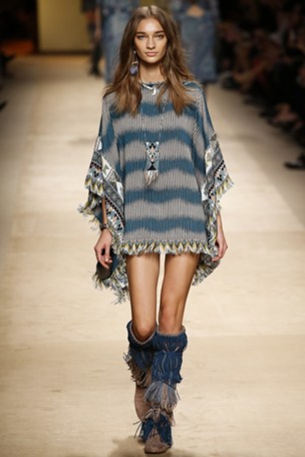 تصاميم Etro تحاكي المرأة العصرية والغجرية